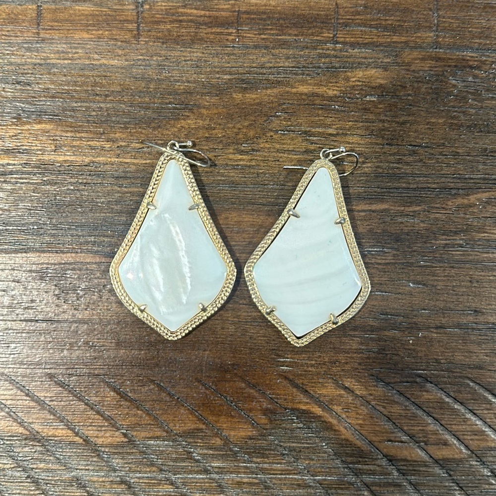 Kendra Scott drop earringsgs
